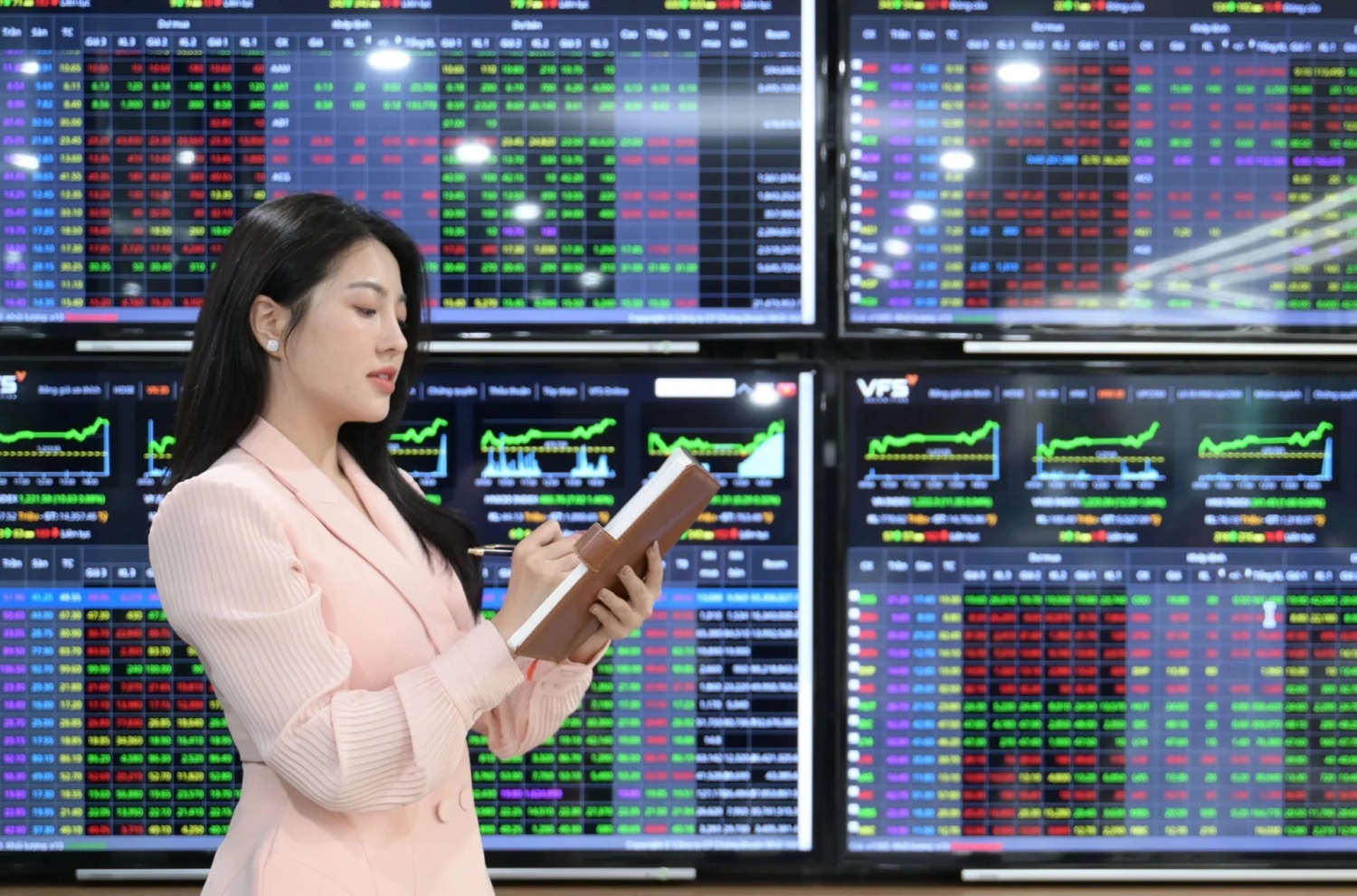 Thị trường chứng khoán cuối 2025: Kỳ vọng cao, phân hóa mạnh