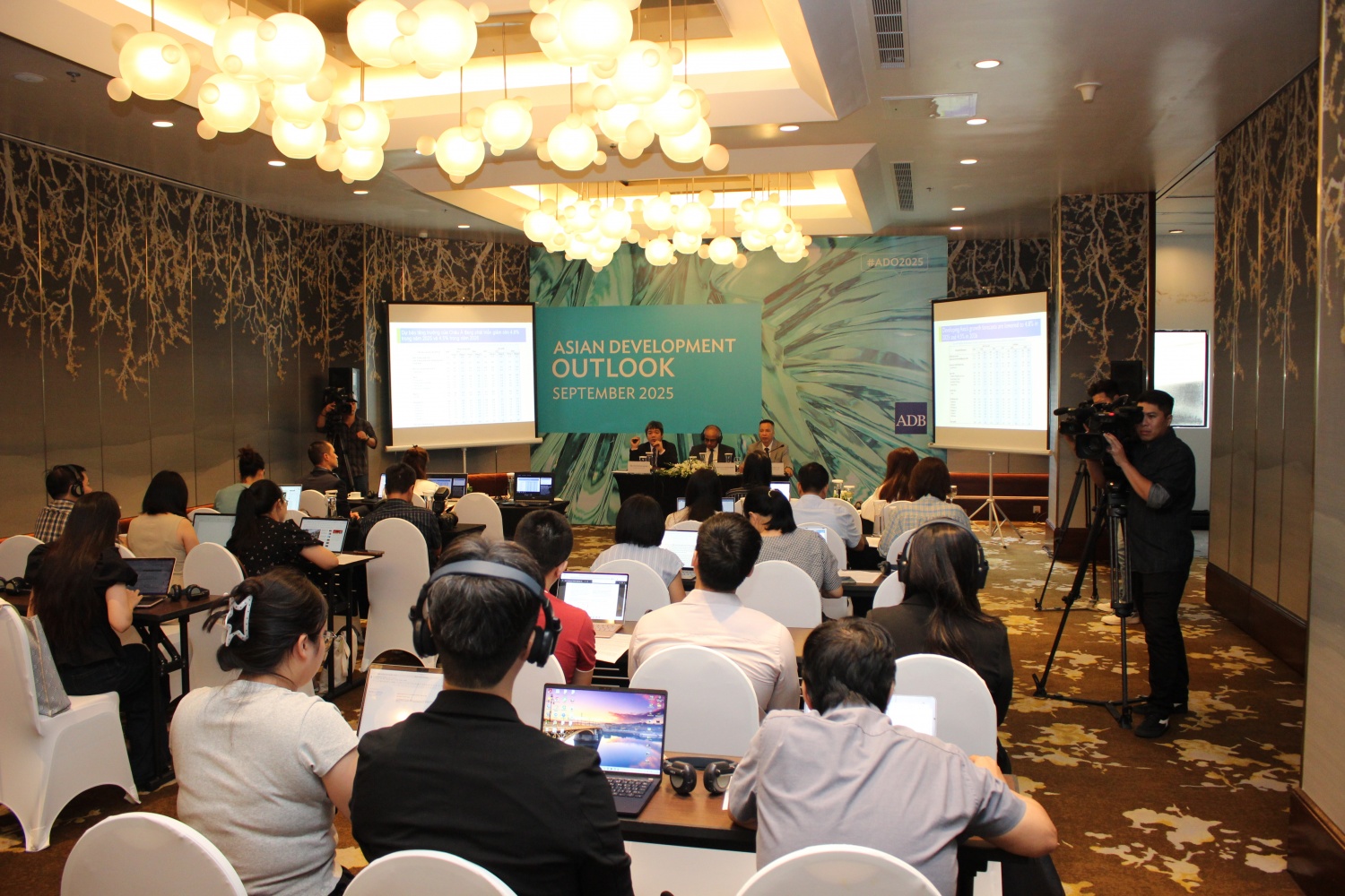 FDI vào Việt Nam lập kỷ lục 5 năm, ADB nâng dự báo tăng trưởng 2025