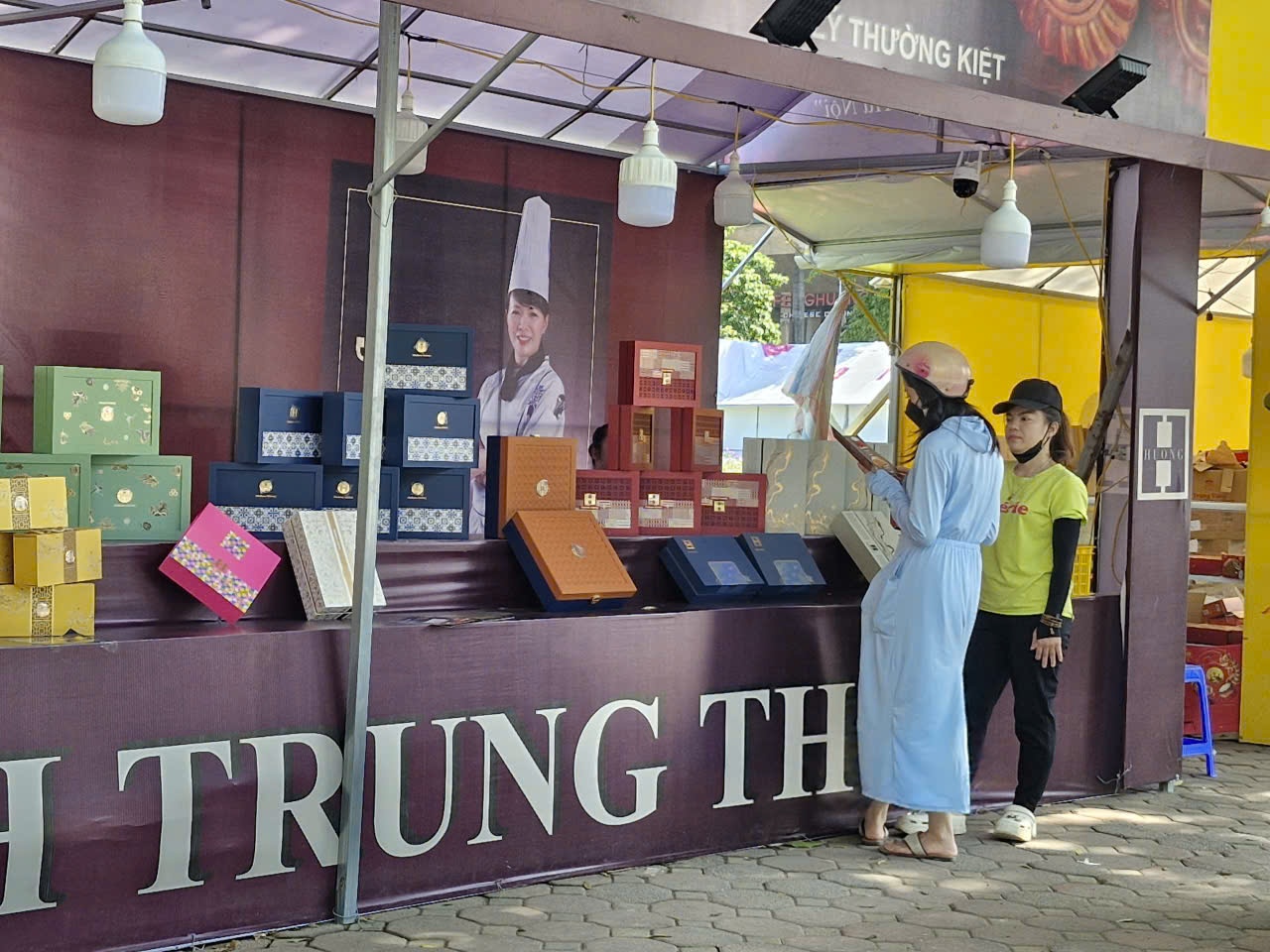 Nhiều chương trình khuyến mại, bánh Trung thu vẫn 
