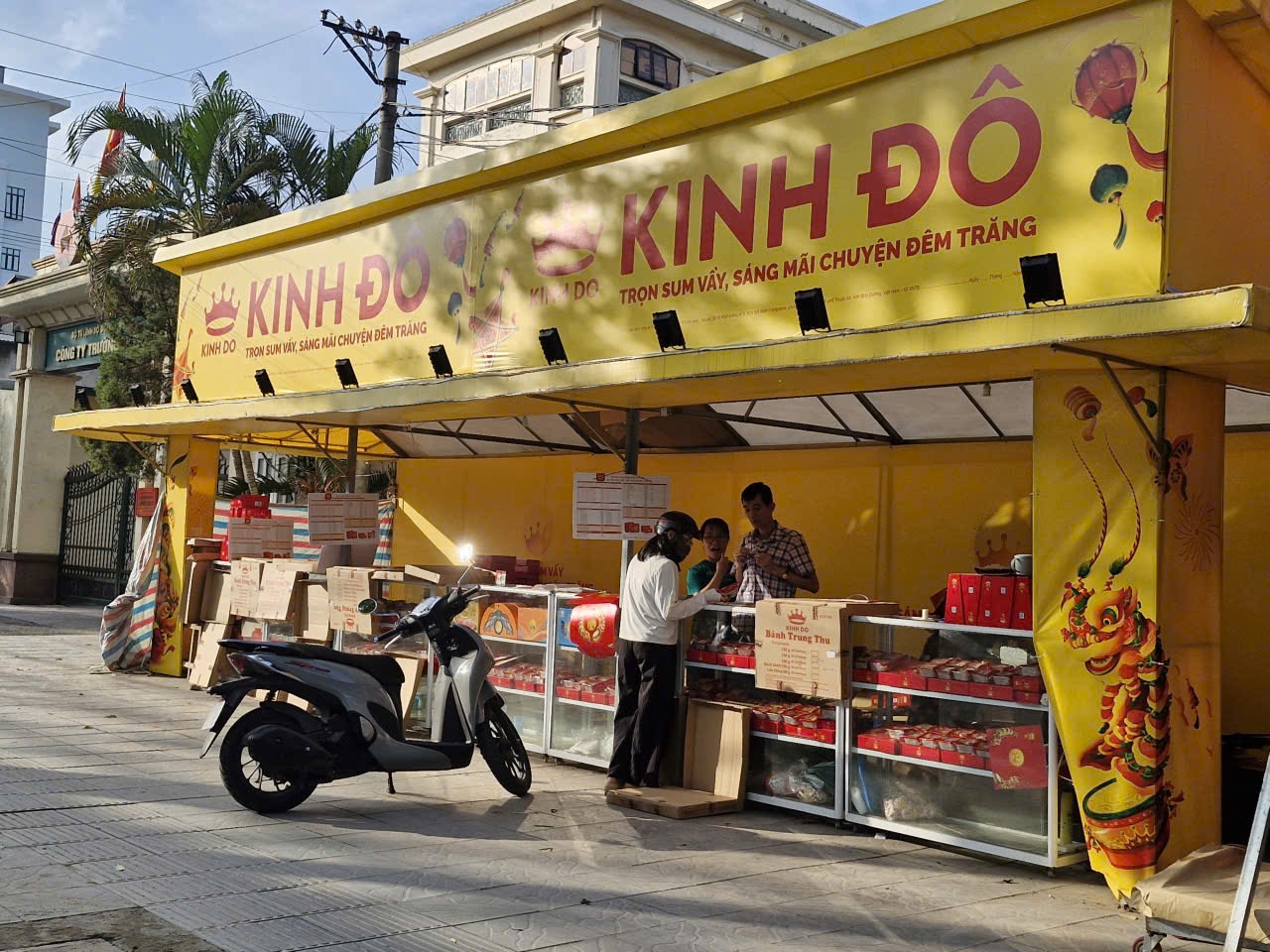 Nhiều chương trình khuyến mại, bánh Trung thu vẫn 