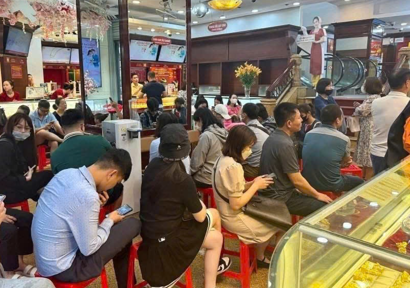 Người dân vẫn xếp hàng mua vàng giữa lúc rộ tin sắp đánh thuế giao dịch vàng miếng