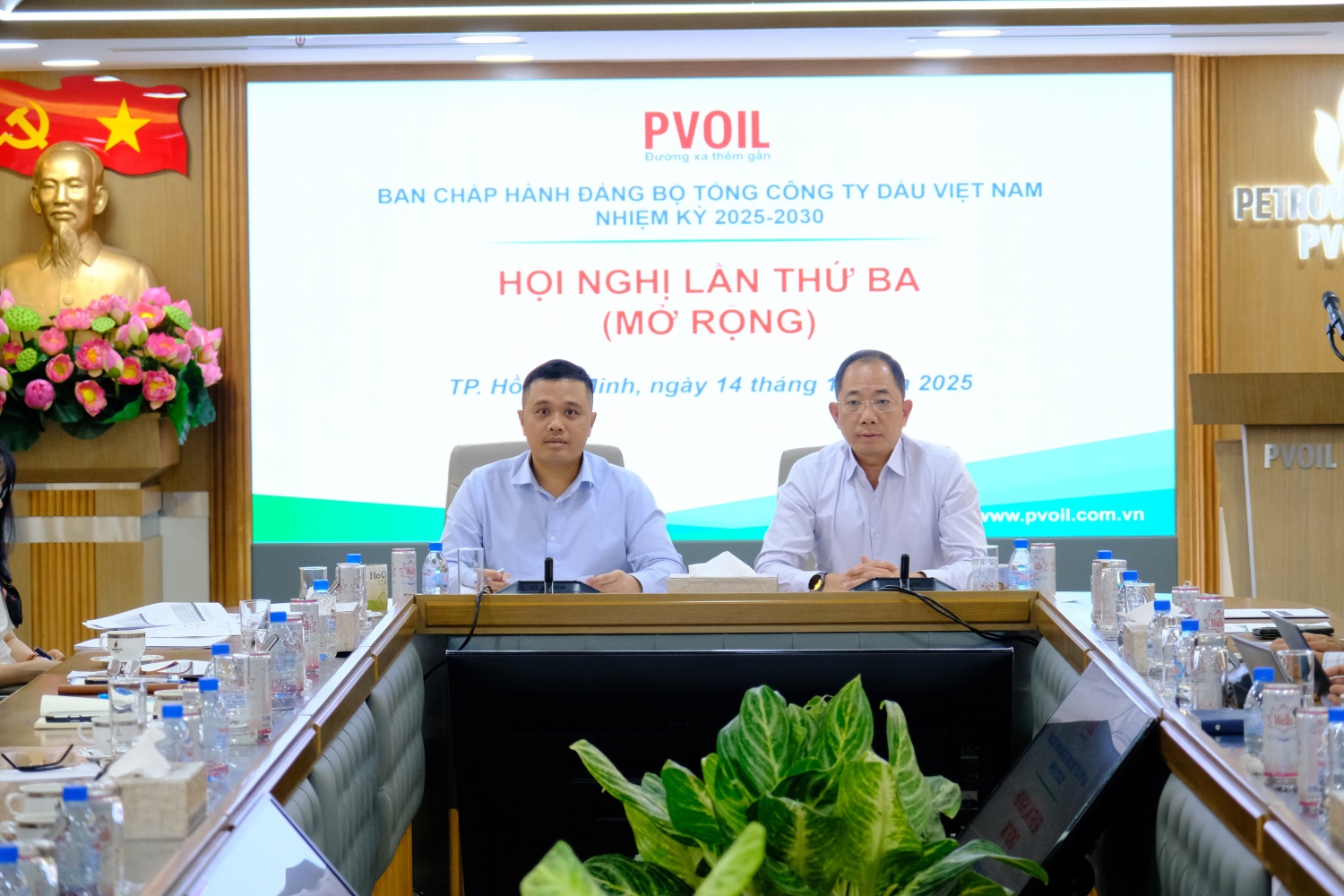 Đ/c Cao Hoài Dương – Bí thư Đảng ủy, Chủ tịch HĐQT Tổng công ty (bên phải) và đ/c Nguyễn Đăng Trình – Phó Bí thư Đảng ủy, Tổng Giám đốc Tổng công ty (bên trái) chủ trì Hội nghị