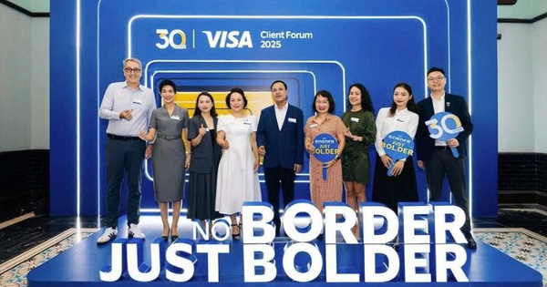 Ông Lê Hồng Phúc - Phó Tổng Giám đốc Agribank (đứng giữa) và đại diện Visa chụp ảnh lưu niệm tại sự kiện Visa Client Forum 2025 nhân dịp kỷ niệm 30 năm Visa hiện diện tại Việt Nam.