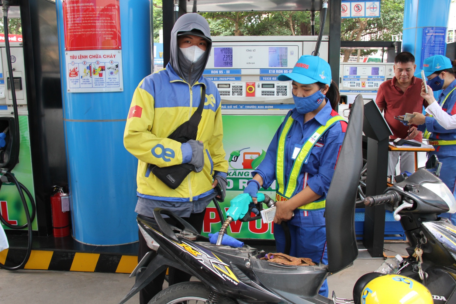 Giá xăng dầu điều chỉnh trái chiều từ 15h ngày 6/11