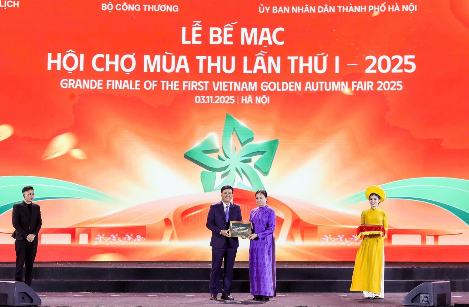 Agribank trao 10 tỷ đồng cùng cả nước hướng về đồng bào vùng bão lũ