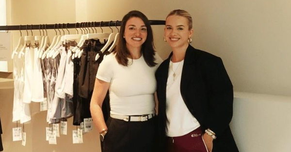 Grace Beverley (trái) và CEO Morgan Fowles sáng lập thương hiệu thời trang nữ triệu đô