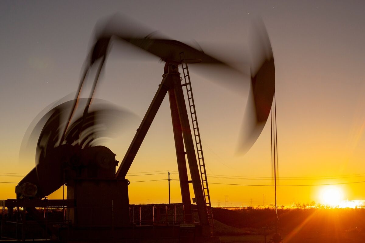 Nhu cầu dầu chững lại trên toàn cầu, dự trữ bật tăng