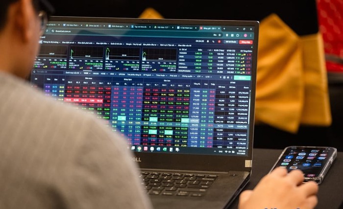 Thị trường chứng khoán vào mùa cạn tiền, cổ phiếu đồng loạt giảm mạnh- Ảnh 2.