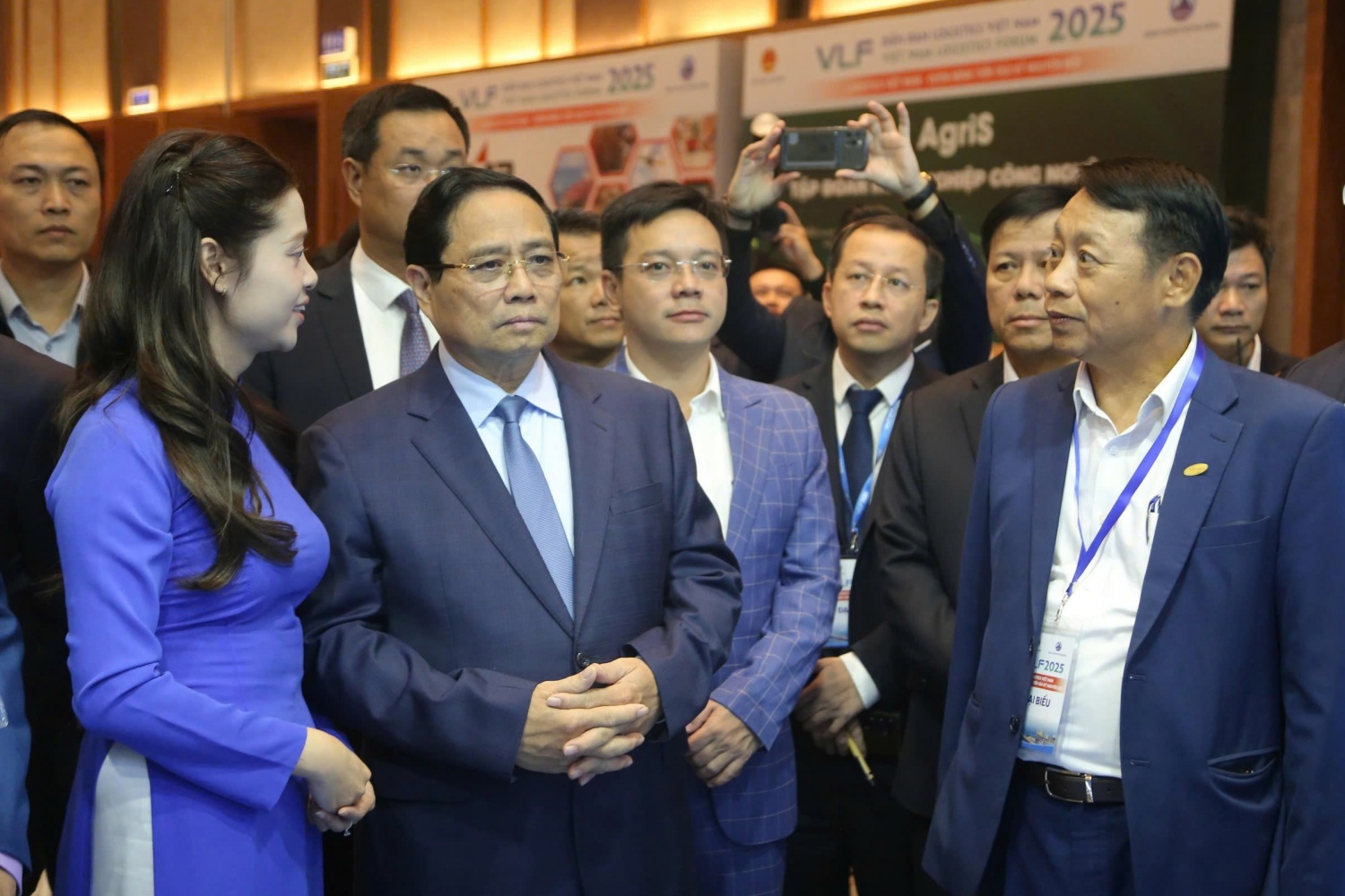 Thủ tướng Phạm Minh Chính nghe các đại biểu báo cáo, trình bày các ý kiến, quan điểm để phát triển ngành logistics Việt Nam