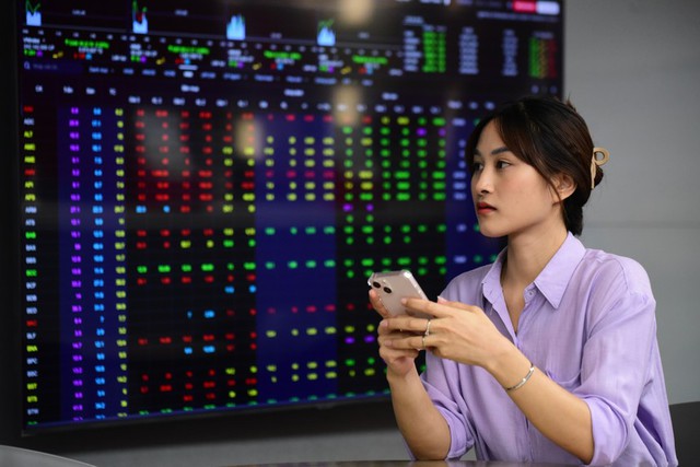 Áp lực bán vẫn hiện hữu, VN-Index chưa thoát khỏi sắc đỏ- Ảnh 1. Áp lực bán vẫn hiện hữu, VN-Index chưa thoát khỏi sắc đỏ- Ảnh 1.