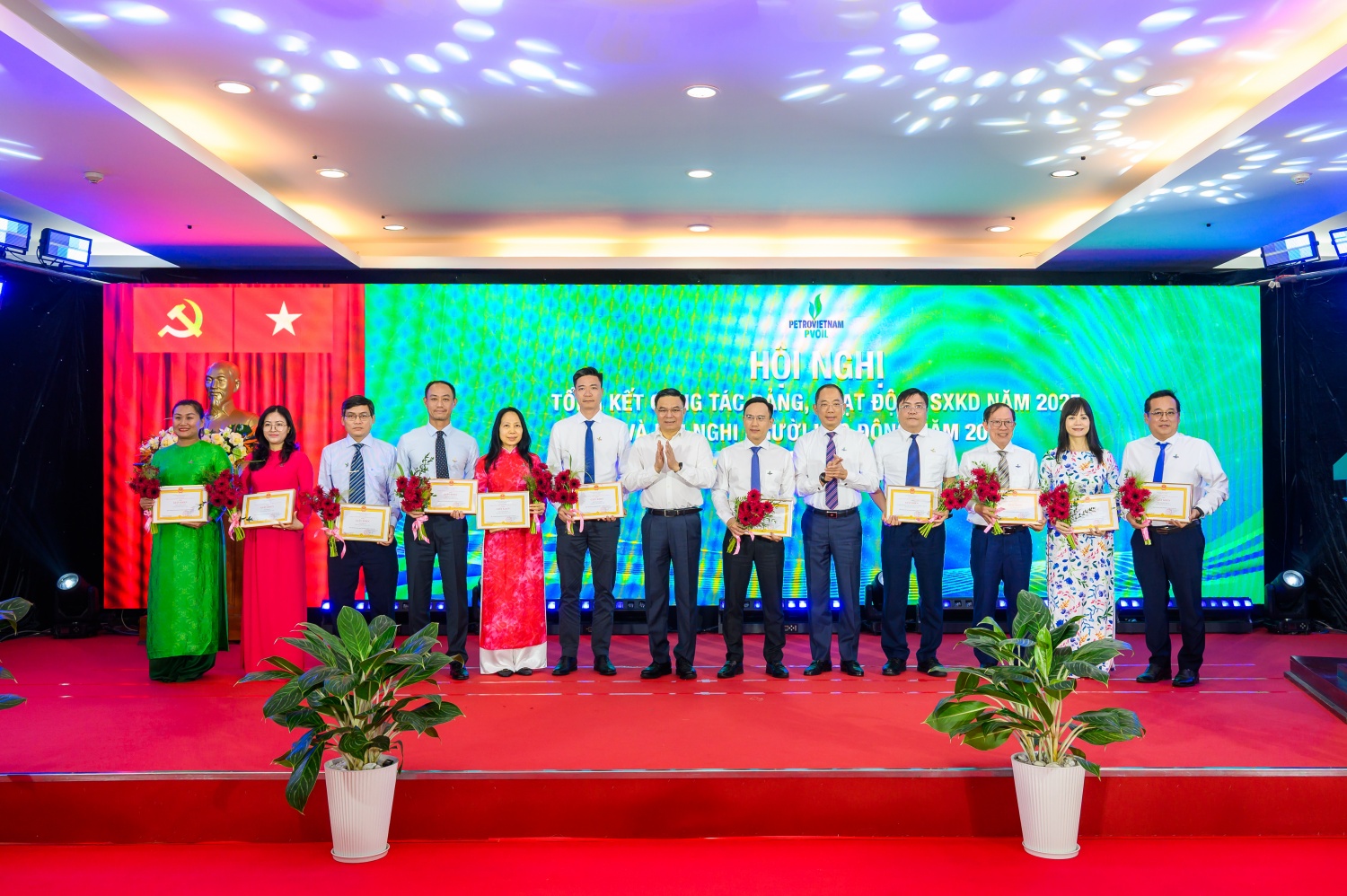 Đ/c Lê Mạnh Hùng – Bí thư Đảng ủy, Chủ tịch HĐTV Petrovietnam và đ/c Cao Hoài Dương – Bí thư Đảng ủy, Chủ tịch HĐQT PVOIL trao tặng Giấy khen của Tập đoàn cho đại diện các tập thể thuộc PVOIL