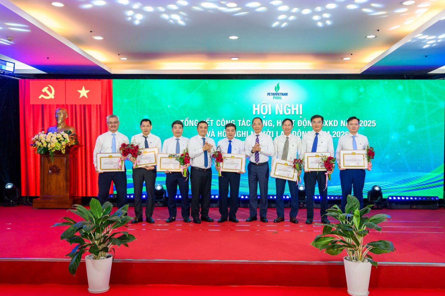 Đ/c Cao Hoài Dương – Bí thư Đảng ủy, Chủ tịch HĐQT PVOIL và đ/c Nguyễn Đăng Trình – Phó Bí thư Đảng ủy, Tổng Giám đốc PVOIL trao tặng Giấy khen của Đảng ủy Tổng công ty cho các chi, đảng bộ xuất sắc