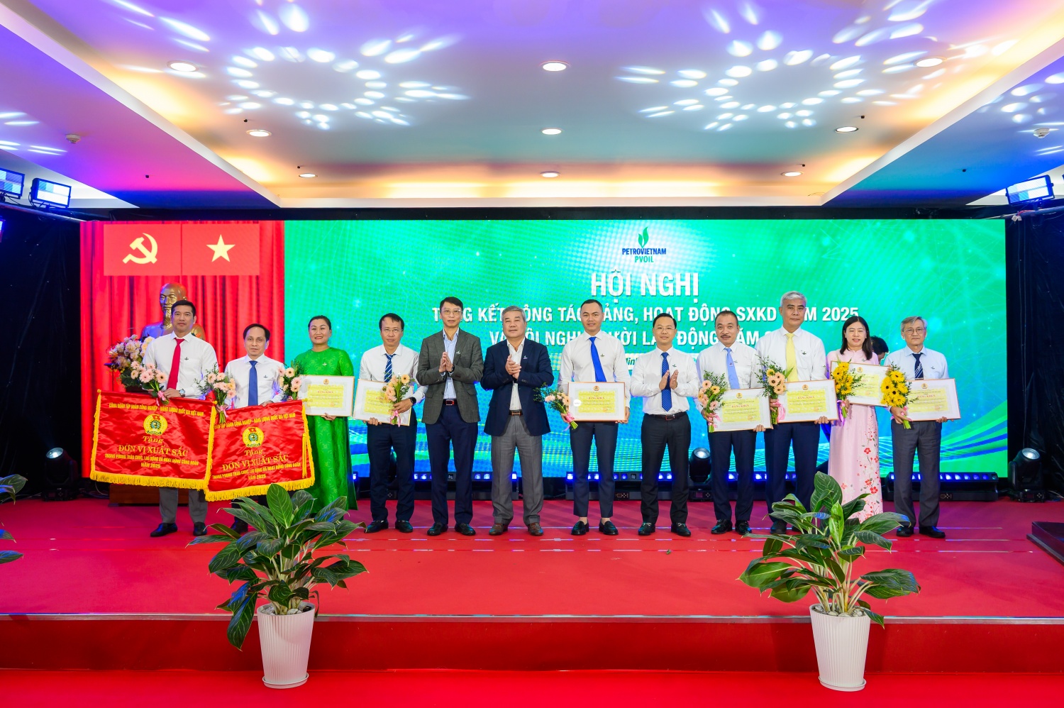 Đ/c Trần Hồng Nam – UVBCH Đảng bộ, Thành viên HĐTV Tập đoàn, đ/c Đỗ Chí Thanh – UVBTV Đảng ủy, Phó Tổng Giám đốc Tập đoàn và đ/c Mai Xuân Hải – Chủ tịch Công đoàn PVOIL trao tặng Cờ và Giấy khen của Công đoàn Tập đoàn cho các Công đoàn cơ sở xuất sắc