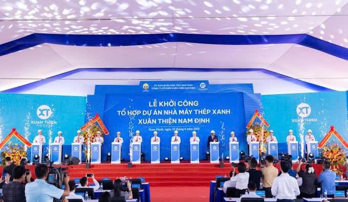 Lãnh đạo Chính phủ, bộ ngành, địa phương và các khách mời bấm nút khởi công dự án tổ hợp thép xanh Nam Định. Ảnh: Tập đoàn Xuân Thiện