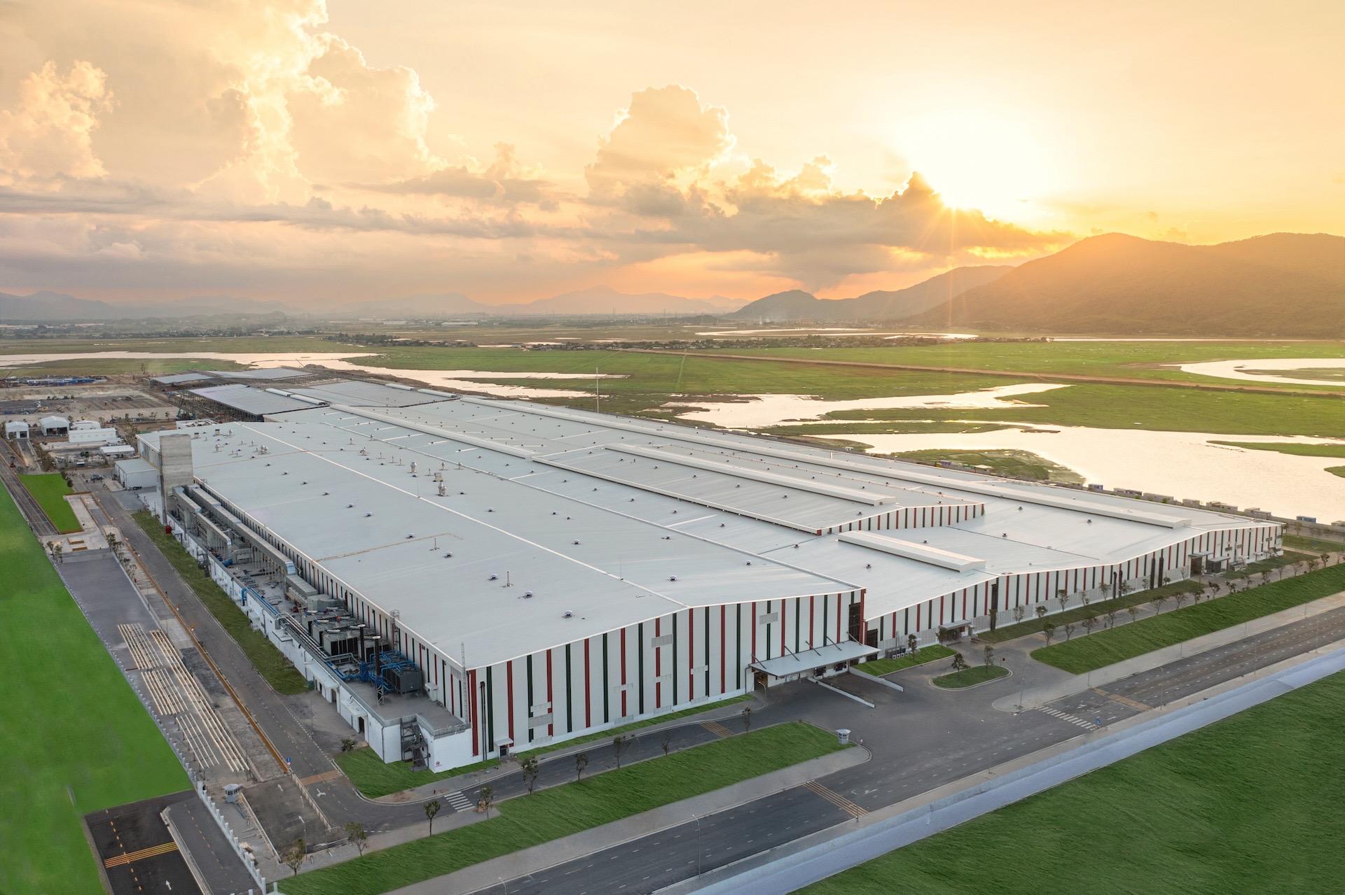 Nhà máy sản xuất ô tô điện VinFast Hà Tĩnh tại Khu Kinh tế Vũng Áng, đi vào hoạt động sau chưa đầy 7 tháng khởi động dự án, với quy mô 360.000 m2, công suất 200.000 xe/năm.