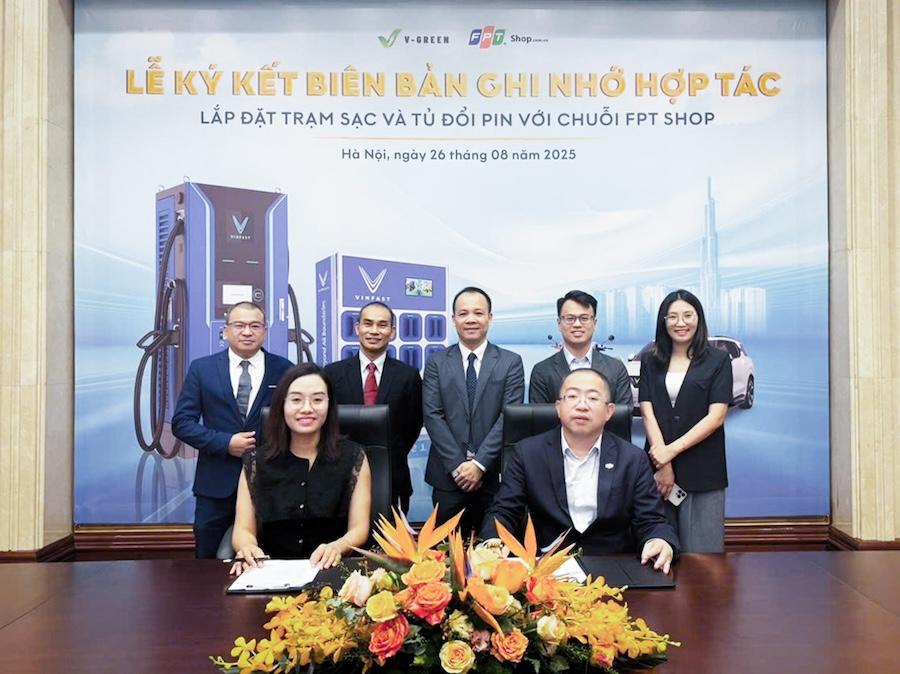 Tuỳ theo điều kiện thực tế của từng mặt bằng, hai bên sẽ tính toán để lắp đặt trụ sạc ô tô điện hoặc tủ đổi pin xe máy điện một cách tối ưu (Ảnh: Vingroup)