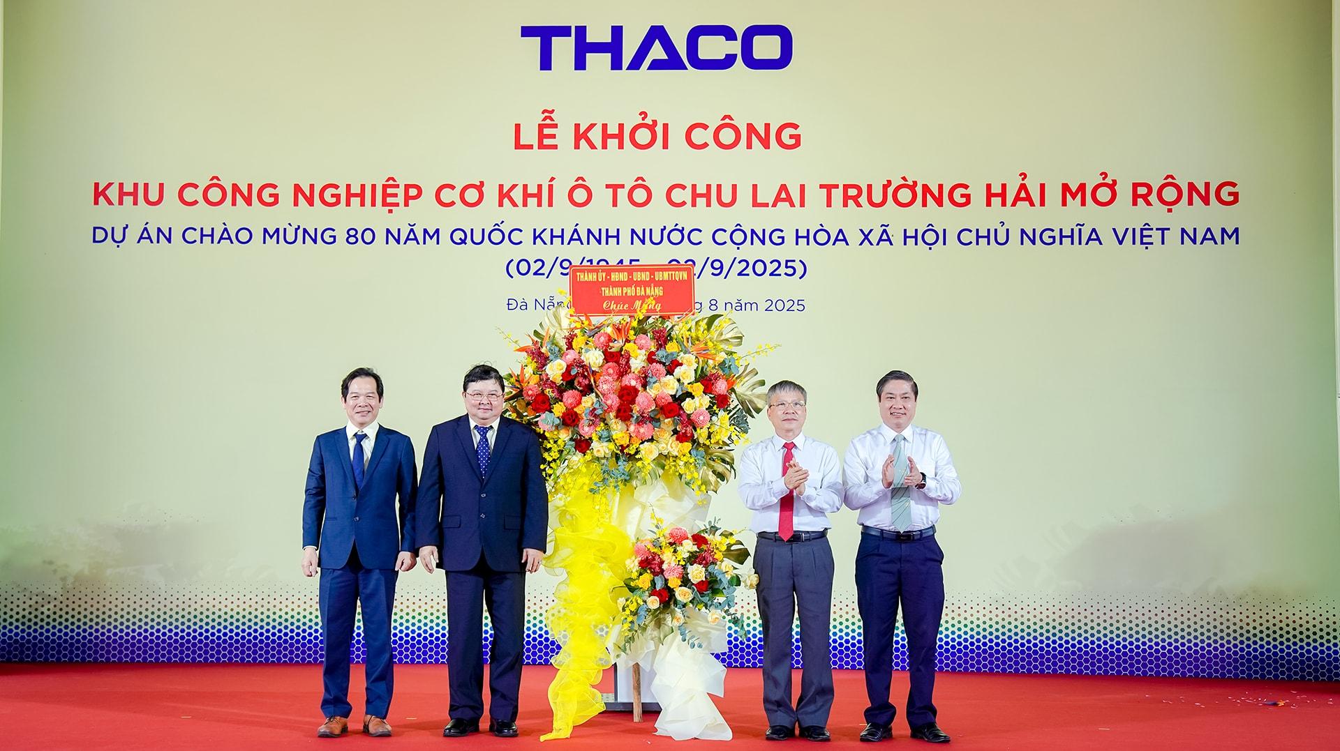 Lãnh đạo thành phố Đà Nẵng tặng hoa chúc mừng Lễ khởi công dự án Khu công nghiệp Cơ khí Ô tô Chu Lai Trường Hải mở rộng (Nguồn: THACO)