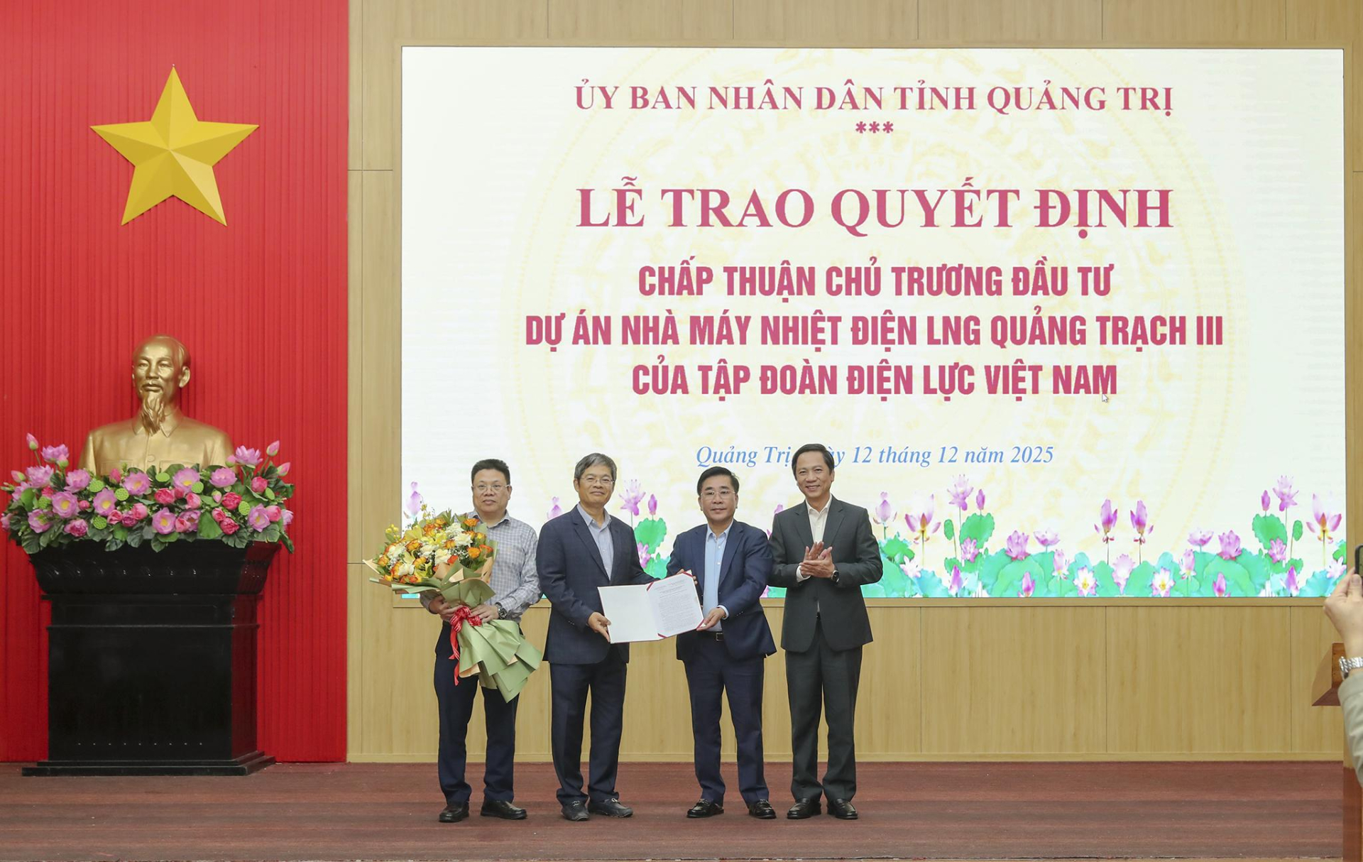 Phó Tổng giám đốc EVN Nguyễn Tài Anh (thứ 2 bên trái) đại diện nhận quyết định chấp thuận chủ trương đầu tư Dự án Nhà máy Nhiệt điện LNG Quảng Trạch III. Ảnh: EVN