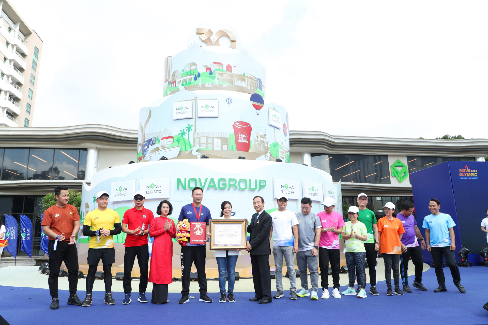 Anh 2 Đại diện NovaGroup vinh dự nhận Chứng nhận kỷ lục Biểu tượng hội thao gắn BIB lớn nhất Việt Nam do tập thể cán bộ - nhân viên đơn vị thực hiện.