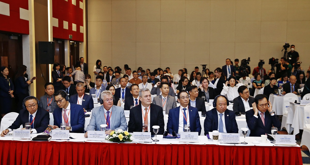 Hội thảo “Cộng hưởng sức mạnh đầu tư vì một Việt Nam thịnh vượng” do Báo Đầu tư tổ chức đã thu hút sự quan tâm và tham dự đông đảo của các nhà hoạch định chính sách, lãnh đạo các cơ quan quản lý, đại diện các tổ chức và hiệp hội quốc tế, cùng các doanh nhân-nhà đầu tư trong nước và nước ngoài.