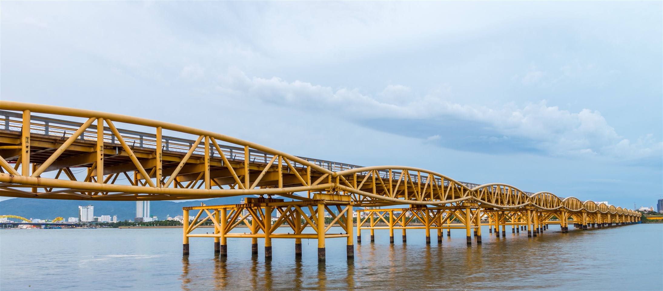 Cầu Nguyễn Văn Trỗi nối đôi bờ sông Hàn. (Ảnh: Dreamtime)