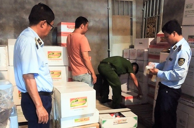 Lực lượng chức năng kiểm tra cơ sở kinh doanh thuốc bảo vệ thực vật trên địa bàn TP Long xuyên, tỉnh An Giang (Ảnh: Cục QLTT An Giang).