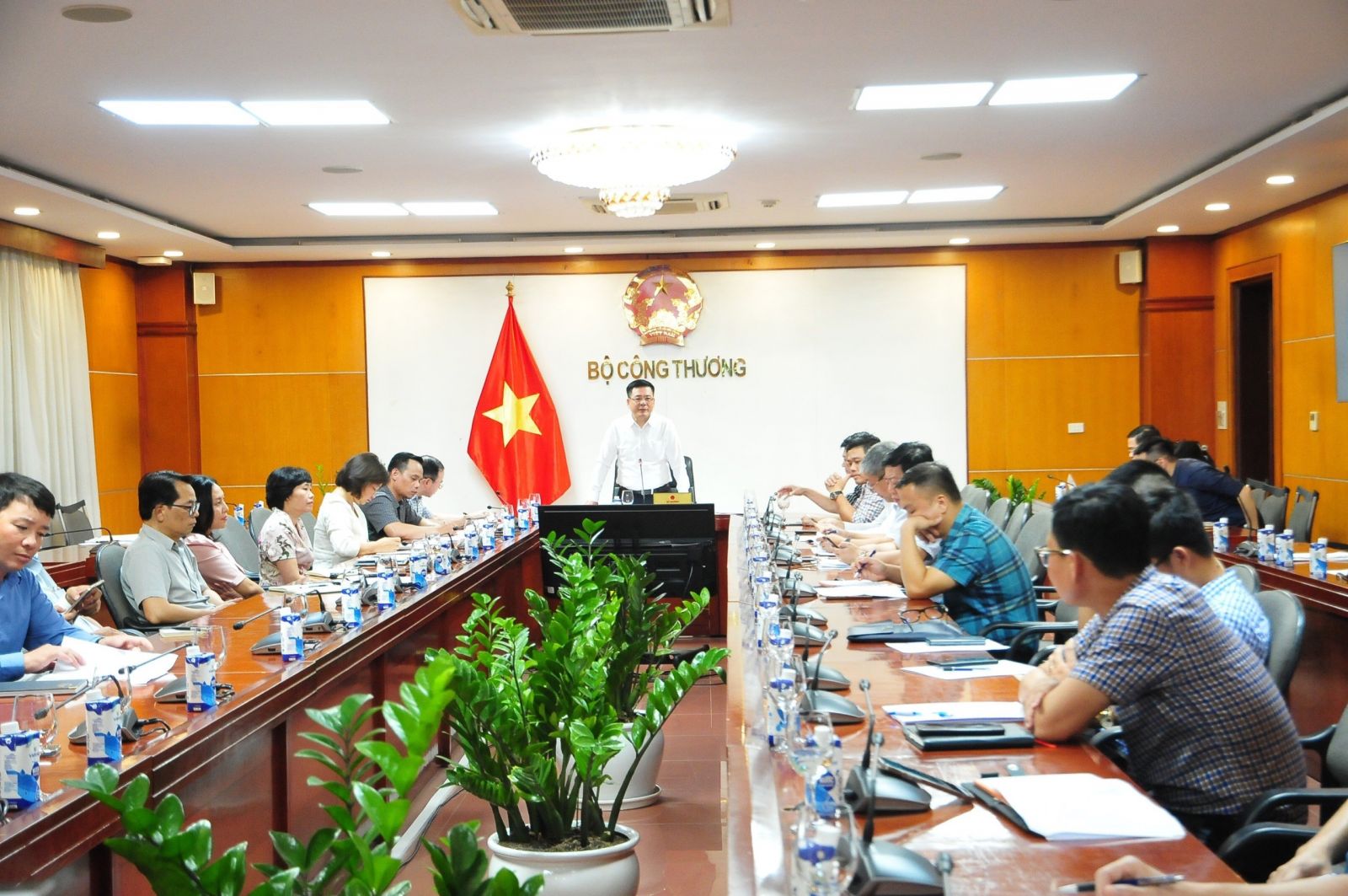 Bộ trưởng Bộ Công Thương Nguyễn Hồng Diên đã chủ trì cuộc họp với các doanh nghiệp đầu mối kinh doanh xăng dầu