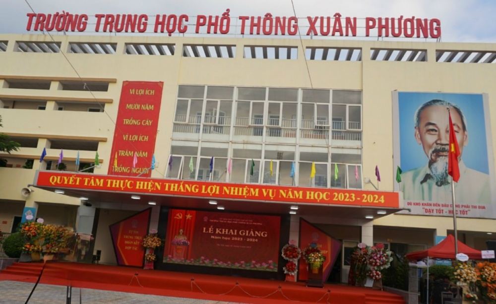 Thầy trò trường THPT Xuân Phương (Q.Nam Từ Liêm- TP Hà Nội) náo nức chào đón năm học mới