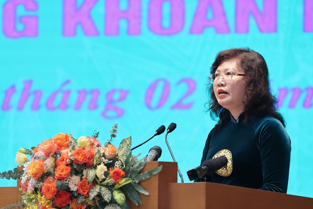 Chủ tịch Ủy ban Chứng khoán Nhà nước Vũ Thị Chân Phương trình bày báo cáo tóm tắt tình hình TTCK Việt Nam năm 2023 và triển vọng năm 2024
