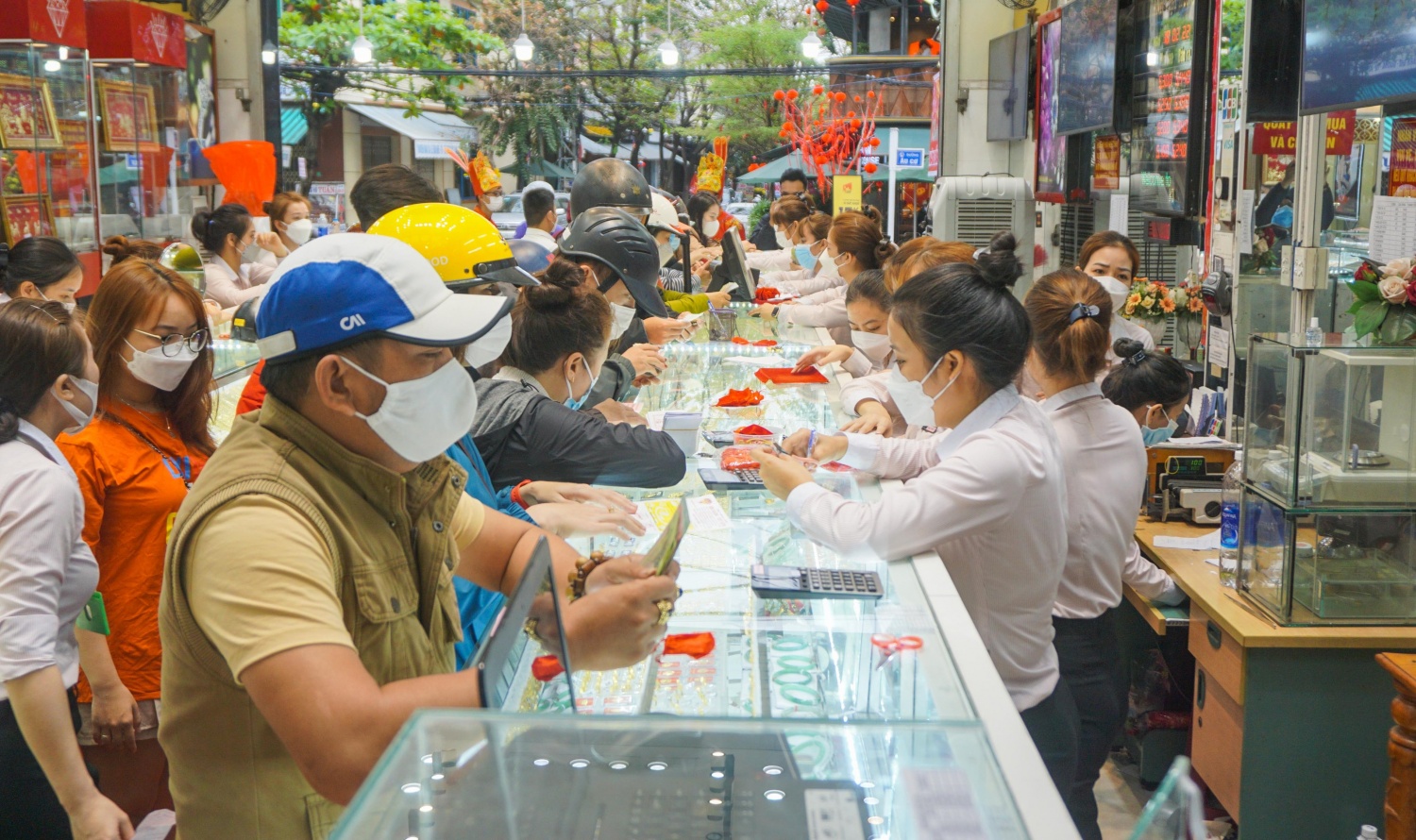 Chuyên gia khuyến cáo người dân cần thận trọng, tránh hiệu ứng tâm lý khi mua vàng