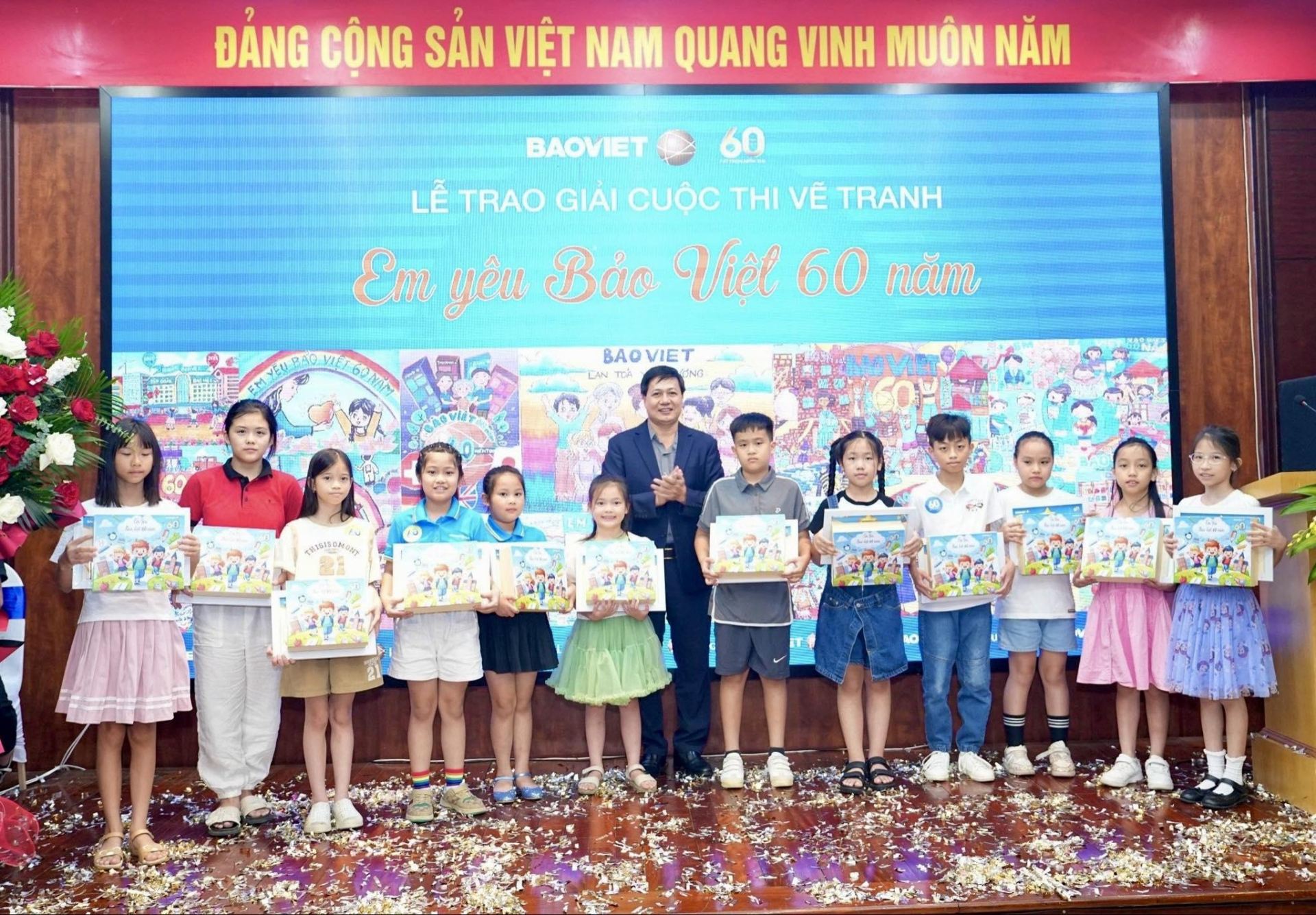 trao giải cuộc thi vẽ tranh 60 năm