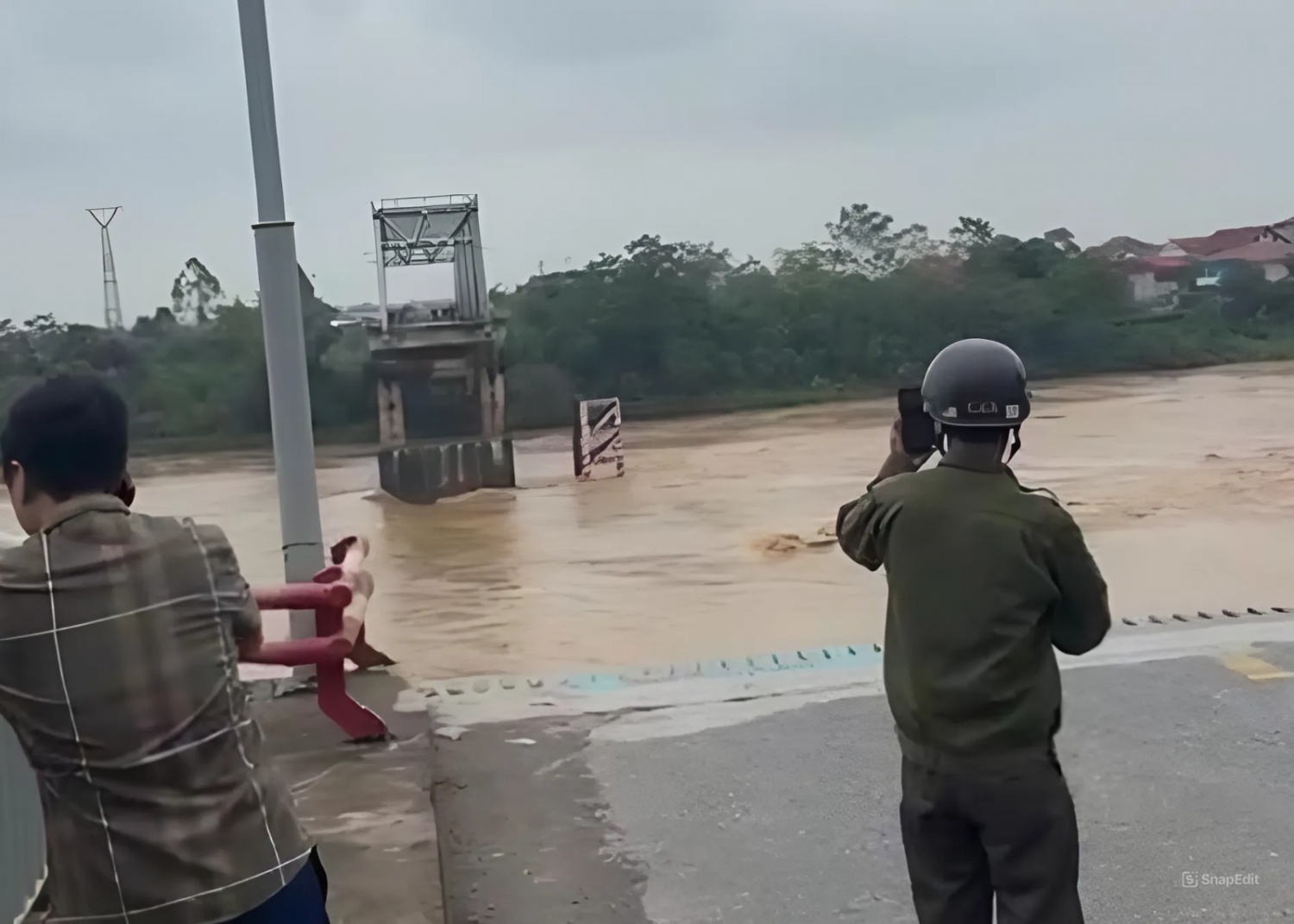 Nóng: Sập cầu Phong Châu (Phú Thọ), nghi nhiều người rơi xuống
