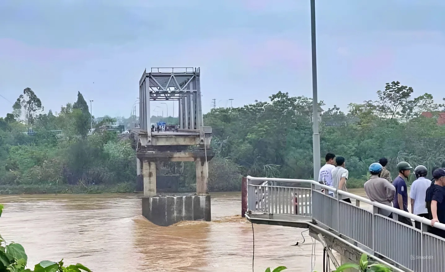 Nóng: Sập cầu Phong Châu (Phú Thọ), nghi nhiều người rơi xuống