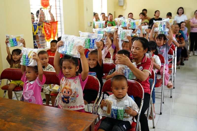 Cộng đồng góp 1, Vinamilk góp thêm 1 để nhân đôi hỗ trợ cho học sinh các tỉnh gặp thiên tai