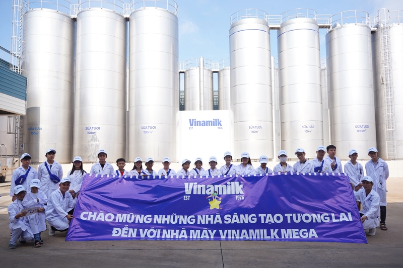 Học sinh thích thú khám phá trang trịa, nhà máy “xanh” sản xuất ra hộp sữa Vinamilk