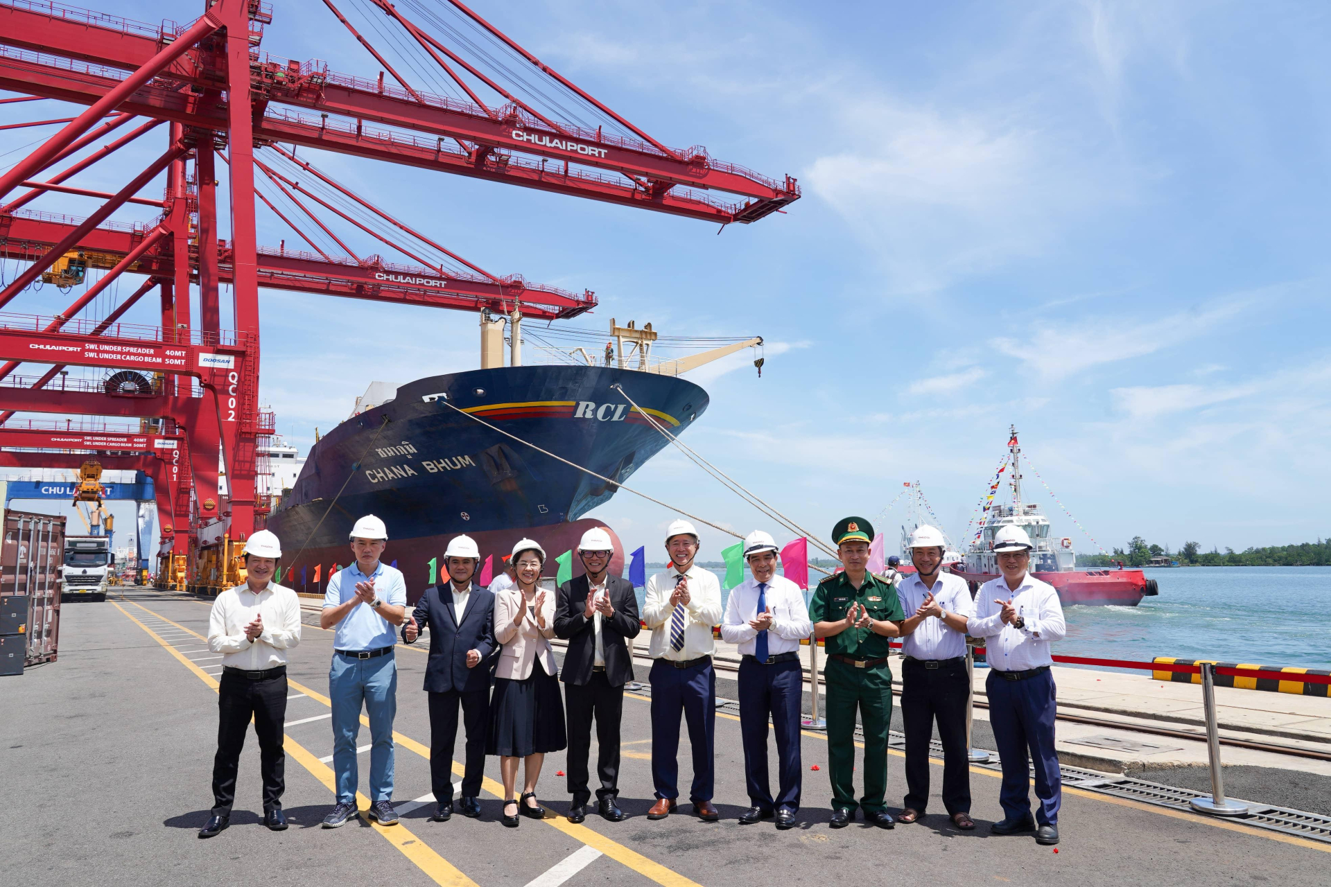Đại diện lãnh đạo và các doanh nghiệp chụp hình lưu niệm tại chương trình. 13