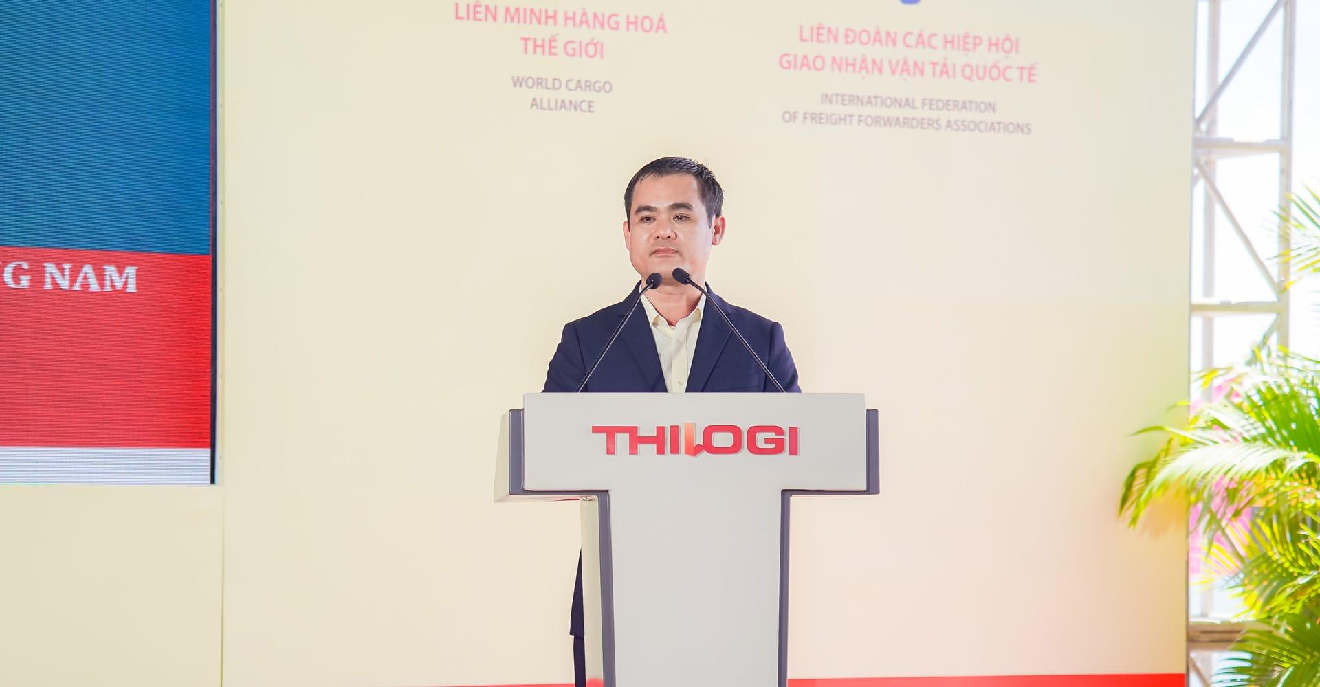 Ông Phan Văn Kỳ - Giám đốc cảng quốc tế Chu Lai báo cáo Hoàn thành nạo vét luồng hàng hải Kỳ Hà và Hợp tác giữa cảng quốc tế Chu Lai với hãng tàu RCL. 4-2