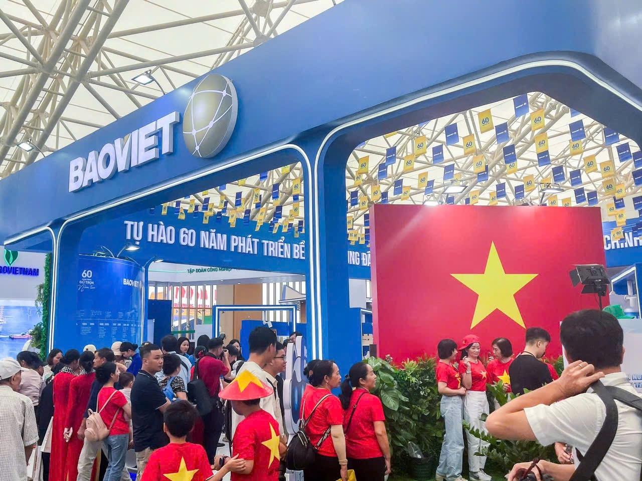 4. Hoạt động check-in cùng lá cờ Tổ quốc