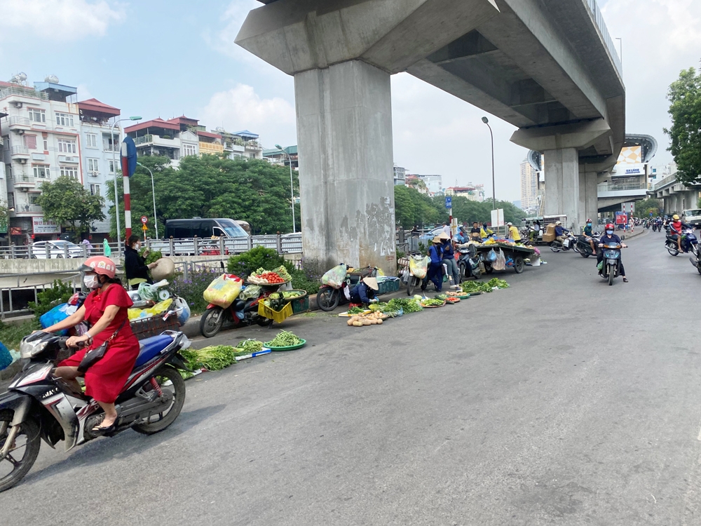 Hà Nội: Chợ Ngã Tư Sở xuống cấp trầm trọng, bao giờ được xây dựng lại?