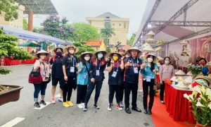Khách du lịch và các đoàn thi đấu Bóng rổ SEA Games 31 thăm quan khu trưng bày sản phẩm OCOP huyện Thanh Trì