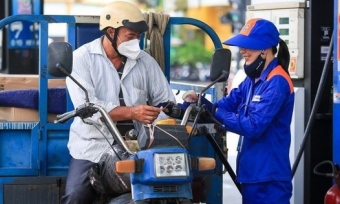 Giá xăng giảm về sát 19.500 đồng/lít
