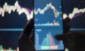 Dòng tiền “đổi gu”: Cổ phiếu vốn hóa vừa hút mạnh, VN-Index tăng nhẹ trong phiên đầy biến động