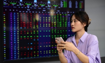 Áp lực bán vẫn hiện hữu, VN-Index chưa thoát khỏi sắc đỏ