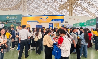 Khách hàng trải nghiệm tài chính số cùng PVcomBank tại Hội chợ mùa Thu 2025