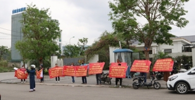 Hạ Long (Quảng Ninh): Dân căng biểu ngữ đề nghị dự án cấp “bìa đỏ”