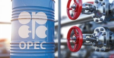 OPEC+ làm thị trường choáng váng, các tổ chức đồng loạt hạ dự báo