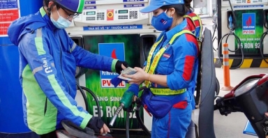 Giá xăng tăng nhẹ, giá dầu giảm