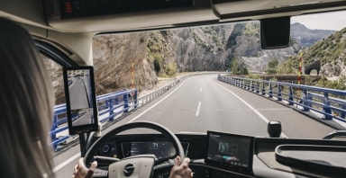 Volvo phát triển công nghệ tay lái tự động giúp tăng cường an toàn khi lốp xe bị nổ