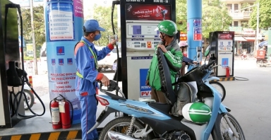 Giá xăng dầu giảm mạnh, xăng RON 95 xuống dưới 20.000 đồng/lít
