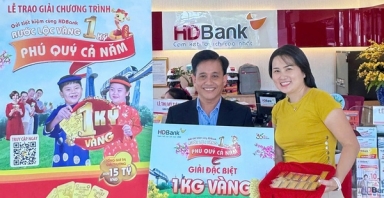 Một nữ khách hàng tại TPHCM 'rinh' ngay 1 ký vàng khi gửi tiết kiệm HDBank
